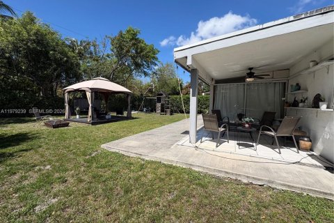 House in Miami Springs, Florida 3 bedrooms, 145.76 sq.m. № 2046872 - photo 21