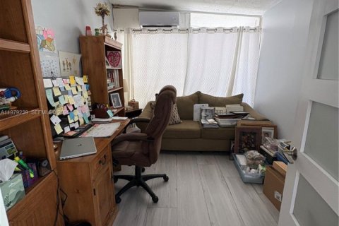 House in Miami Springs, Florida 3 bedrooms, 145.76 sq.m. № 2046872 - photo 17