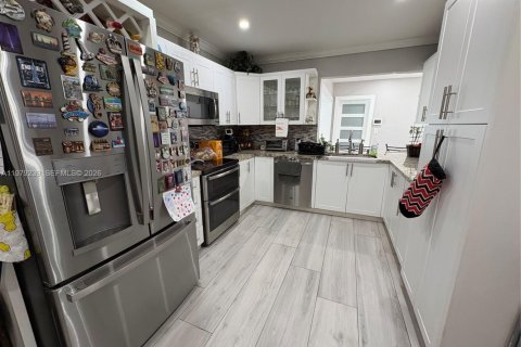 House in Miami Springs, Florida 3 bedrooms, 145.76 sq.m. № 2046872 - photo 24