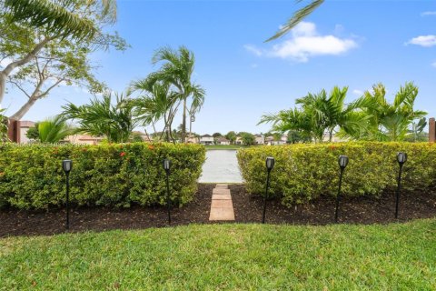 Casa en venta en Miami, Florida, 4 dormitorios, 236.9 m2 № 2003133 - foto 29