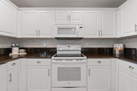 Casa en venta en Miami, Florida, 4 dormitorios, 236.9 m2 № 2003133 - foto 13