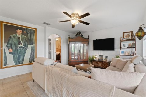 Casa en venta en Miami, Florida, 4 dormitorios, 236.9 m2 № 2003133 - foto 16