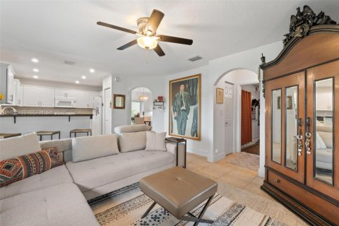 Casa en venta en Miami, Florida, 4 dormitorios, 236.9 m2 № 2003133 - foto 17