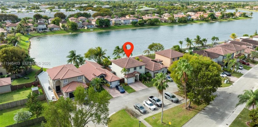 Casa en Miami, Florida 4 dormitorios, 236.9 m2 № 2003133