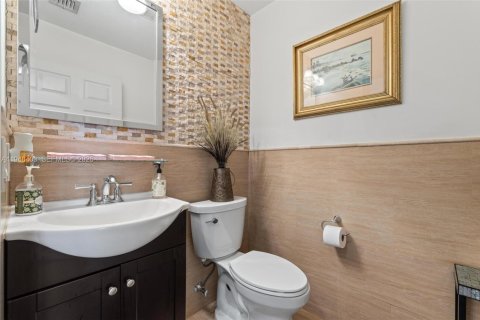 Casa en venta en Miami, Florida, 4 dormitorios, 236.9 m2 № 2003133 - foto 18