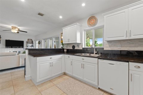 Casa en venta en Miami, Florida, 4 dormitorios, 236.9 m2 № 2003133 - foto 15