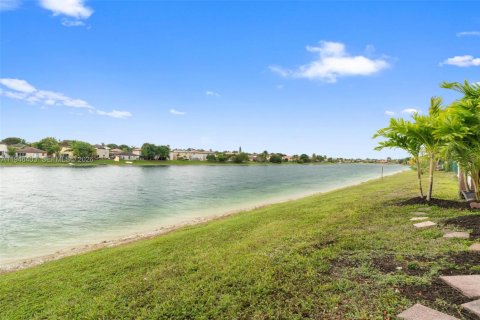 Casa en venta en Miami, Florida, 4 dormitorios, 236.9 m2 № 2003133 - foto 30