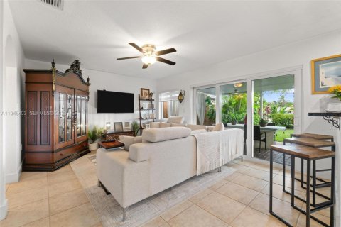Casa en venta en Miami, Florida, 4 dormitorios, 236.9 m2 № 2003133 - foto 10