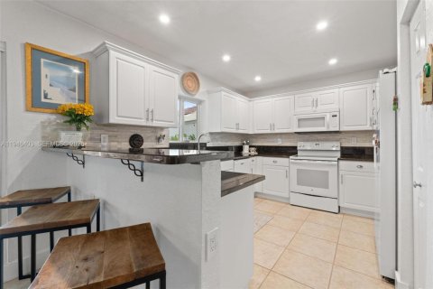 Casa en venta en Miami, Florida, 4 dormitorios, 236.9 m2 № 2003133 - foto 11