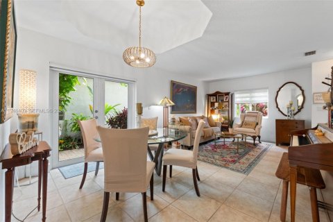 Casa en venta en Miami, Florida, 4 dormitorios, 236.9 m2 № 2003133 - foto 9