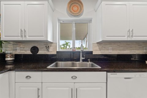 Casa en venta en Miami, Florida, 4 dormitorios, 236.9 m2 № 2003133 - foto 12