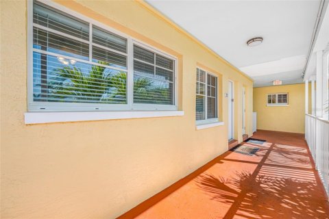 Condo in Indian Shores, Florida, 2 bedrooms  № 1734797 - photo 28