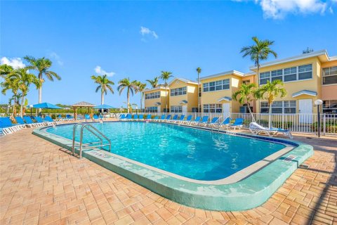 Condo in Indian Shores, Florida, 2 bedrooms  № 1734797 - photo 25