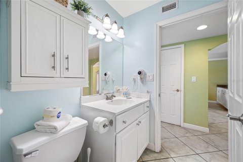 Condo in Indian Shores, Florida, 2 bedrooms  № 1734797 - photo 18