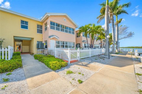 Condo in Indian Shores, Florida, 2 bedrooms  № 1734797 - photo 1