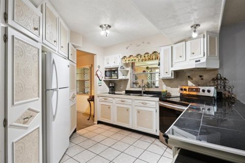 House in Deltona, Florida 3 bedrooms, 118.73 sq.m. № 2410580 - photo 18