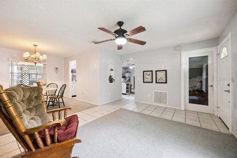 House in Deltona, Florida 3 bedrooms, 118.73 sq.m. № 2410580 - photo 8