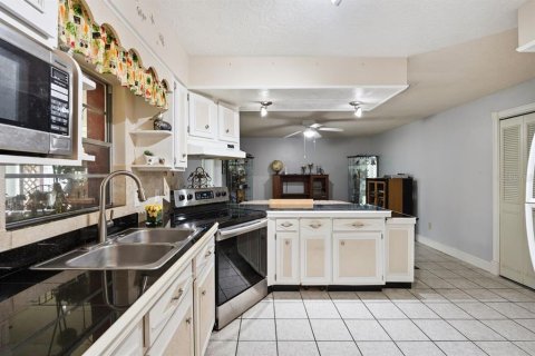 House in Deltona, Florida 3 bedrooms, 118.73 sq.m. № 2410580 - photo 16