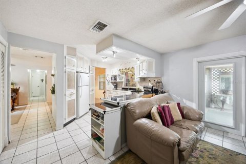 House in Deltona, Florida 3 bedrooms, 118.73 sq.m. № 2410580 - photo 20