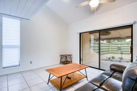 Condo in Saint Petersburg, Florida, 2 bedrooms  № 2417074 - photo 9