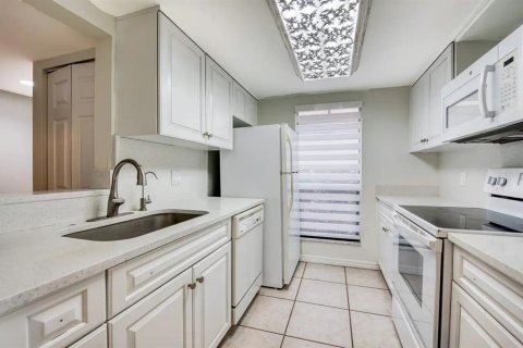 Condo in Saint Petersburg, Florida, 2 bedrooms  № 2417074 - photo 10