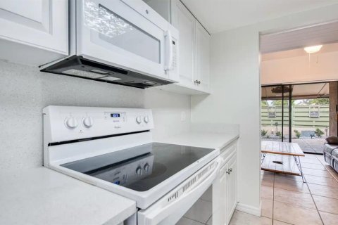 Condo in Saint Petersburg, Florida, 2 bedrooms  № 2417074 - photo 11