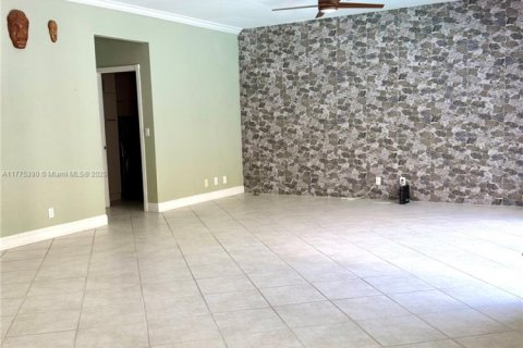 House in Pembroke Pines, Florida 5 bedrooms, 300.63 sq.m. № 1713990 - photo 5