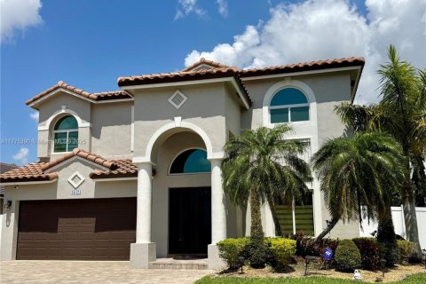 House in Pembroke Pines, Florida 5 bedrooms, 300.63 sq.m. № 1713990 - photo 1