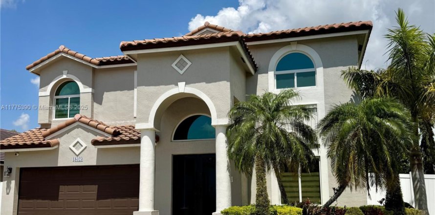 House in Pembroke Pines, Florida 5 bedrooms, 300.63 sq.m. № 1713990