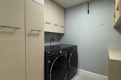 House in Pembroke Pines, Florida 5 bedrooms, 300.63 sq.m. № 1713990 - photo 8