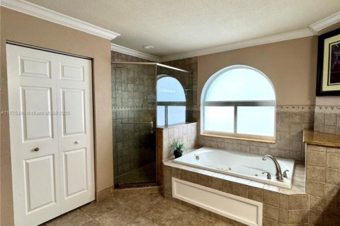 House in Pembroke Pines, Florida 5 bedrooms, 300.63 sq.m. № 1713990 - photo 20