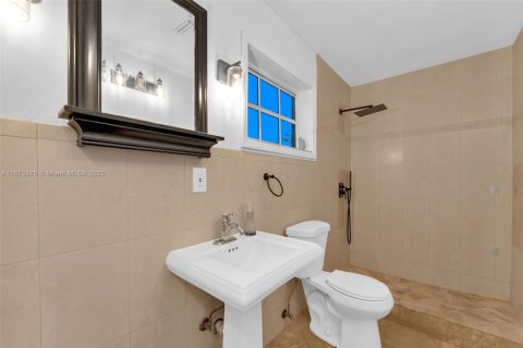 House in Hialeah, Florida 5 bedrooms, 158.77 sq.m. № 1928393 - photo 24