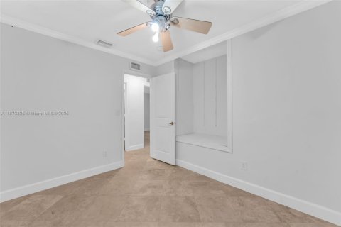 House in Hialeah, Florida 5 bedrooms, 158.77 sq.m. № 1928393 - photo 27