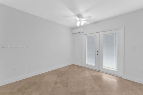 House in Hialeah, Florida 5 bedrooms, 158.77 sq.m. № 1928393 - photo 16