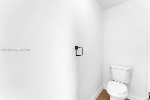 House in Hialeah, Florida 5 bedrooms, 158.77 sq.m. № 1928393 - photo 23