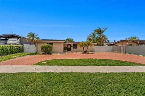 House in Hialeah, Florida 5 bedrooms, 158.77 sq.m. № 1928393 - photo 2