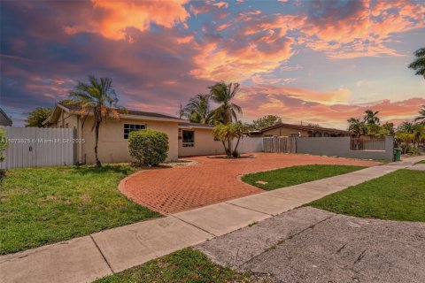 House in Hialeah, Florida 5 bedrooms, 158.77 sq.m. № 1928393 - photo 1