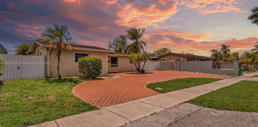 House in Hialeah, Florida 5 bedrooms, 158.77 sq.m. № 1928393