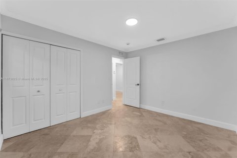 House in Hialeah, Florida 5 bedrooms, 158.77 sq.m. № 1928393 - photo 30