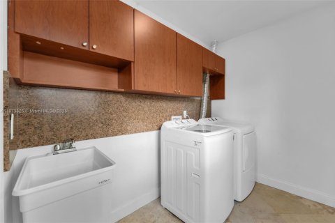 House in Hialeah, Florida 5 bedrooms, 158.77 sq.m. № 1928393 - photo 15