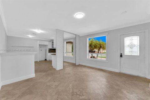 House in Hialeah, Florida 5 bedrooms, 158.77 sq.m. № 1928393 - photo 9