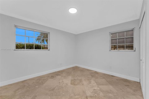 House in Hialeah, Florida 5 bedrooms, 158.77 sq.m. № 1928393 - photo 29