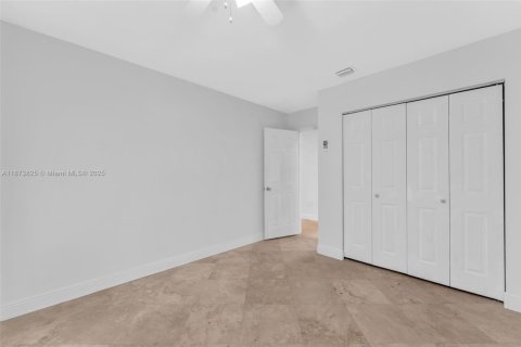 House in Hialeah, Florida 5 bedrooms, 158.77 sq.m. № 1928393 - photo 17