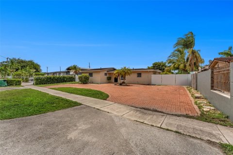 House in Hialeah, Florida 5 bedrooms, 158.77 sq.m. № 1928393 - photo 3
