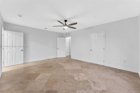 House in Hialeah, Florida 5 bedrooms, 158.77 sq.m. № 1928393 - photo 20