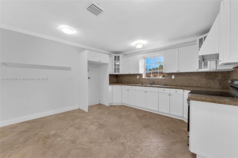 House in Hialeah, Florida 5 bedrooms, 158.77 sq.m. № 1928393 - photo 12
