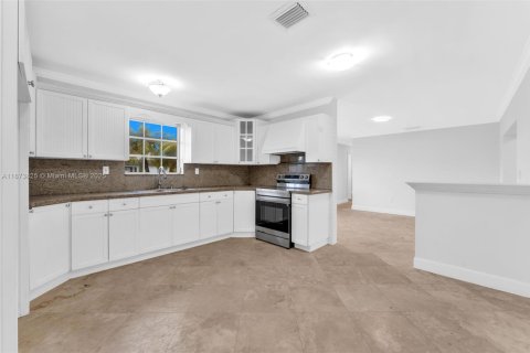 House in Hialeah, Florida 5 bedrooms, 158.77 sq.m. № 1928393 - photo 10