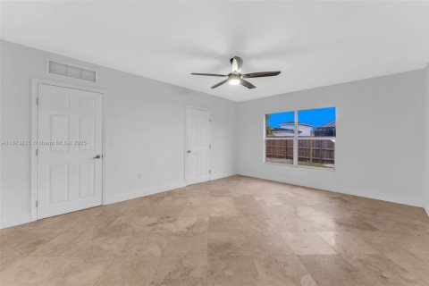House in Hialeah, Florida 5 bedrooms, 158.77 sq.m. № 1928393 - photo 18