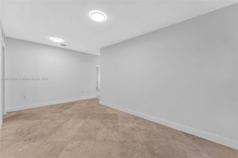 House in Hialeah, Florida 5 bedrooms, 158.77 sq.m. № 1928393 - photo 14