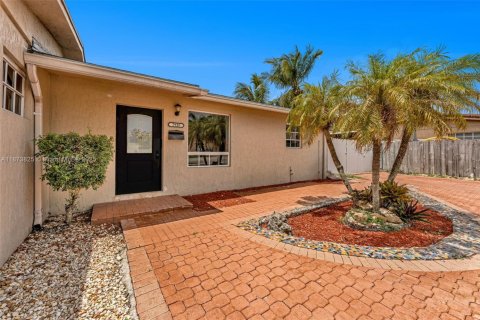 House in Hialeah, Florida 5 bedrooms, 158.77 sq.m. № 1928393 - photo 4